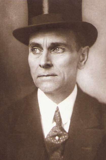 Heinrich Peer as Friedrich Engel, Magistrate at the Monastery in Der Evangelimann