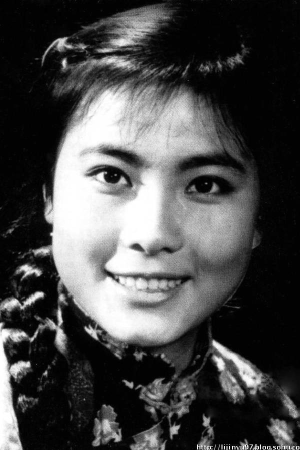 Niu Na as 凤仙 in A Female Communicant