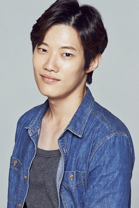 Shin Ju-hwan as Han-seok in 0.0MHz