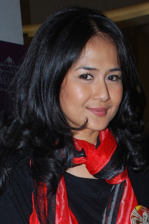 Ria Irawan as Dewi in Kuambil Lagi Hatiku