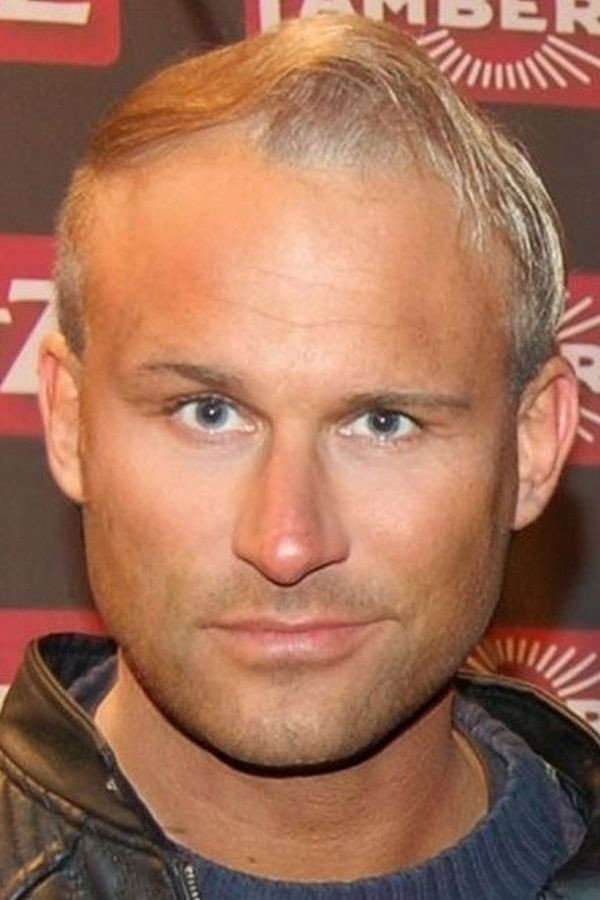 Martin Hentschel as Kadic in Niemand ist eine Insel