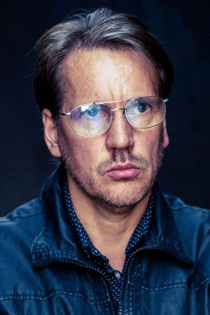 Steffen Jürgens as Makler in Songs of a Caretaker