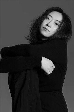 刘陆 as Liang's Wife in Mountains May Depart