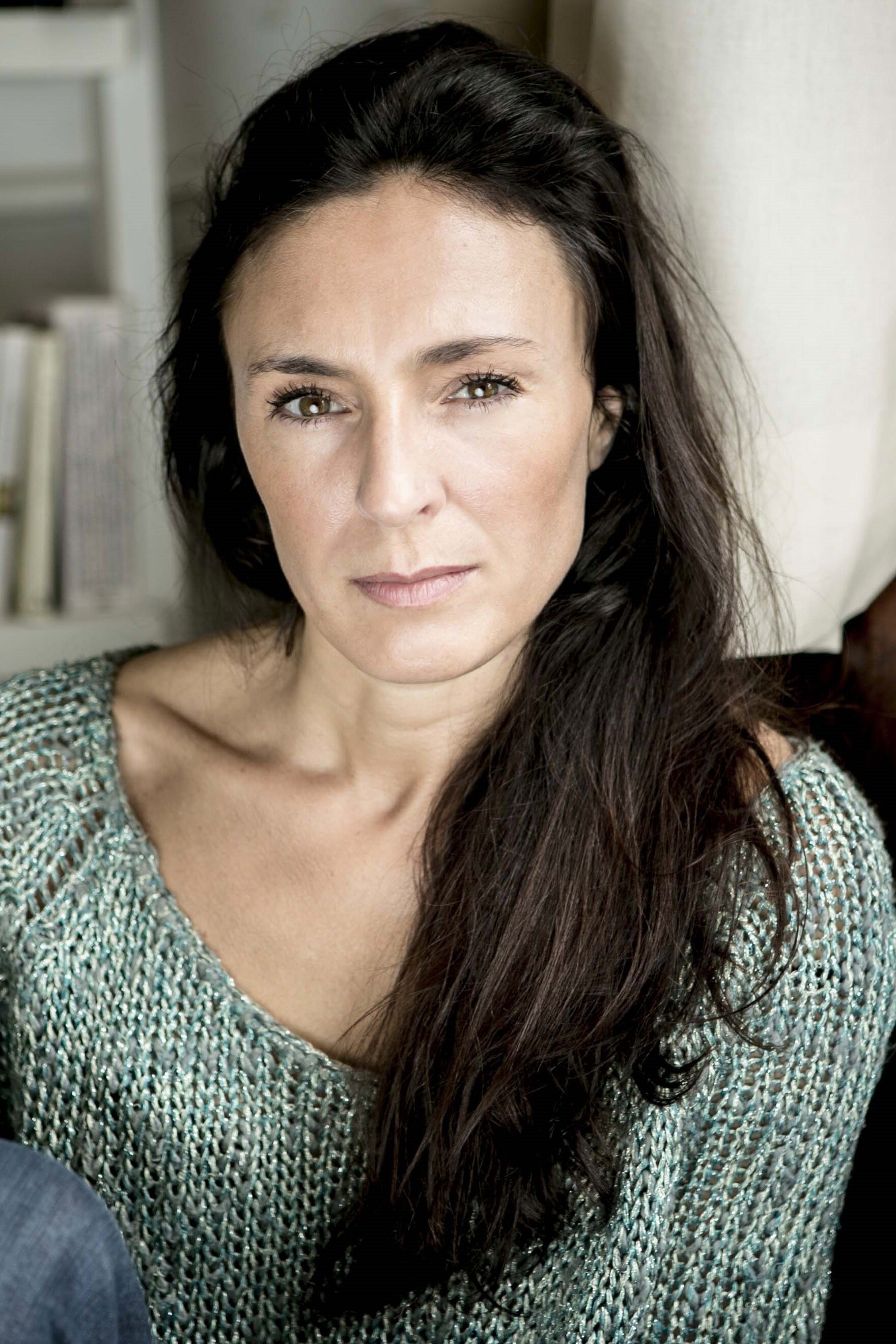 Emmanuelle Moreau as Hôtesse accueil banque in Now or Never