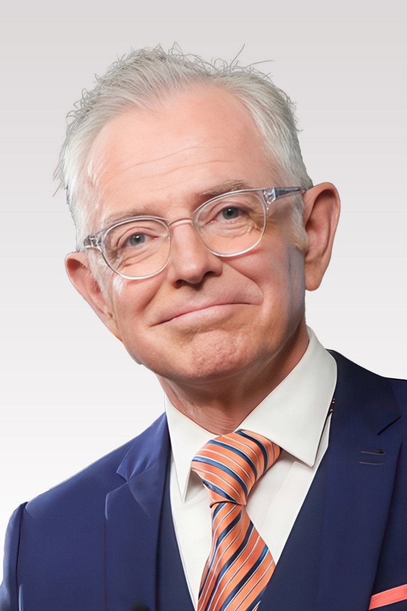 Mac Lesggy as Présentateur in E=M6 Family