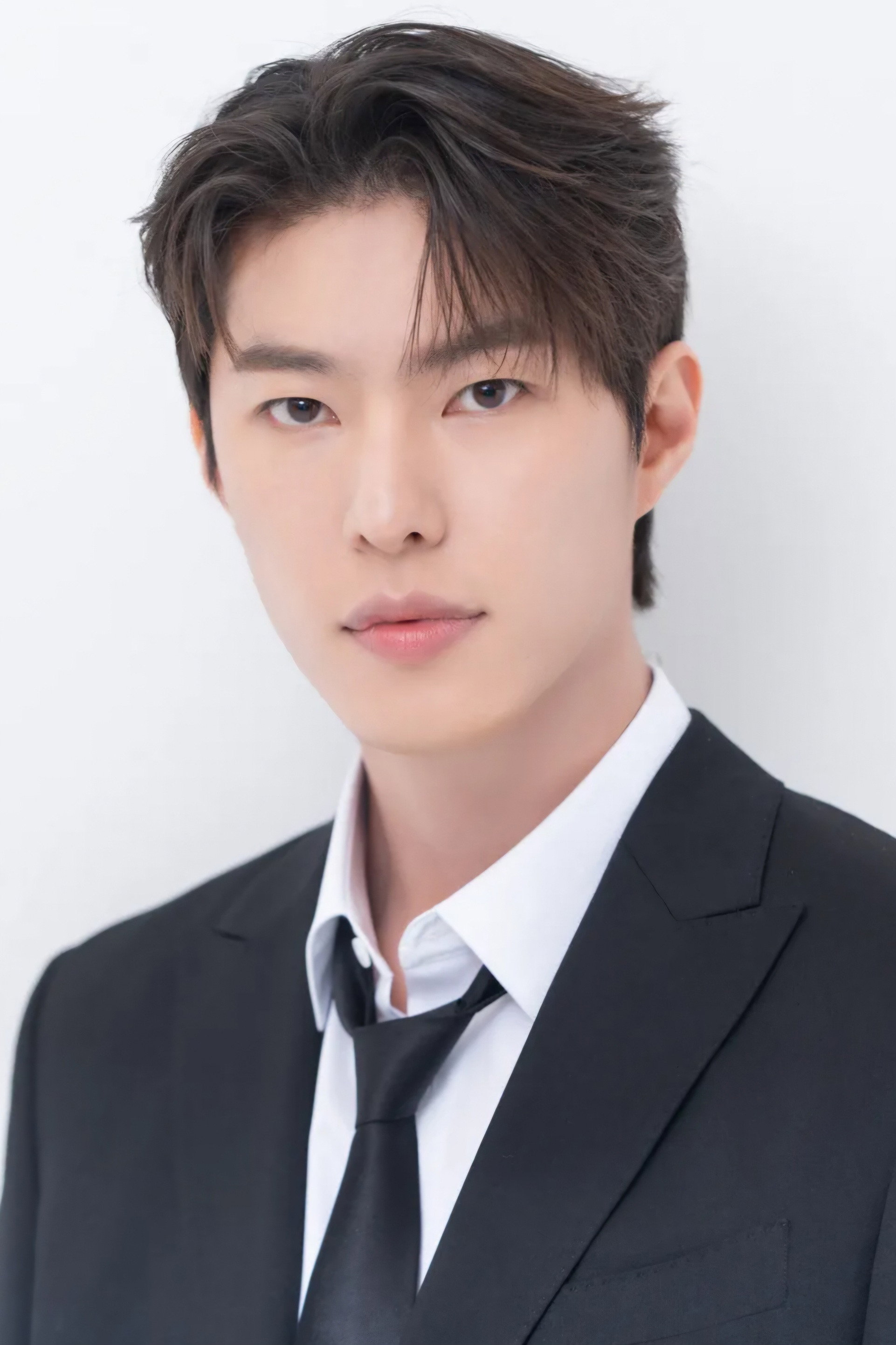 신명성 as Hwang Tae-in in The Heavenly Idol