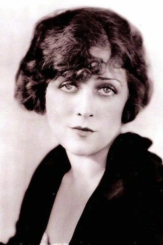 Katherine MacDonald as Diana, Henry's Wife in The Squaw Man