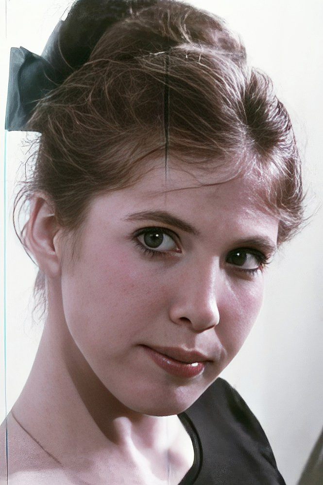 Linda York as Girl on Park Bench in A Scream in the Streets