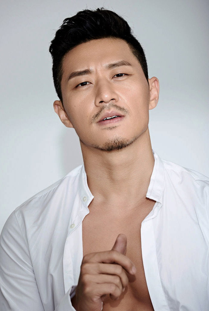 郑楚一 as Deputy Li in The Looming Storm
