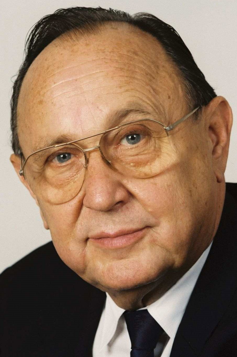 Hans-Dietrich Genscher as Himself in Trading Germans