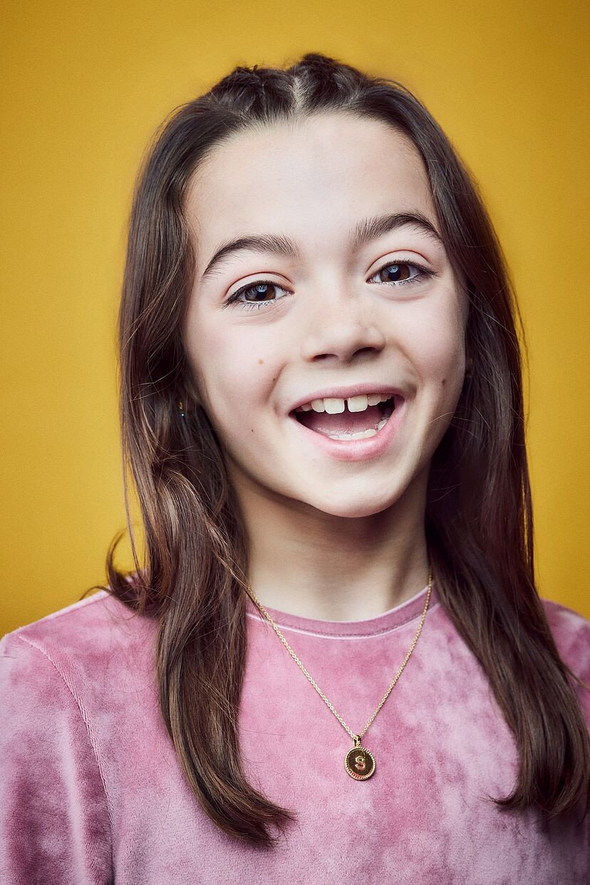Sofía Otero as Bárbara niña in Se tiene que morir mucha gente