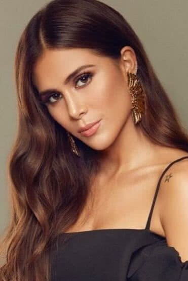 Greeicy Rendón as Pilar Hincapié Vargas in La ronca de oro