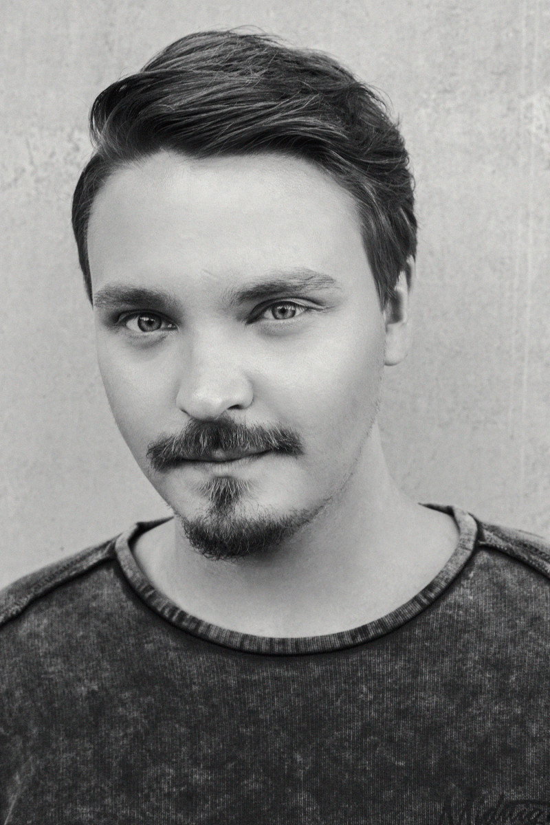 Roope Salminen as Jere in Swingers