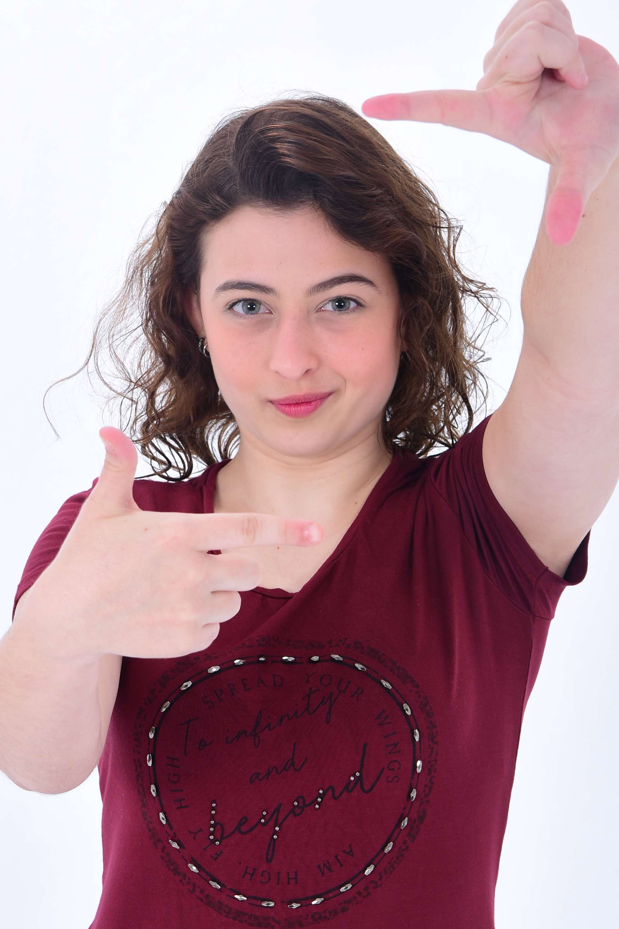 Bella Angel as Júlia Fagundes in Escuridão