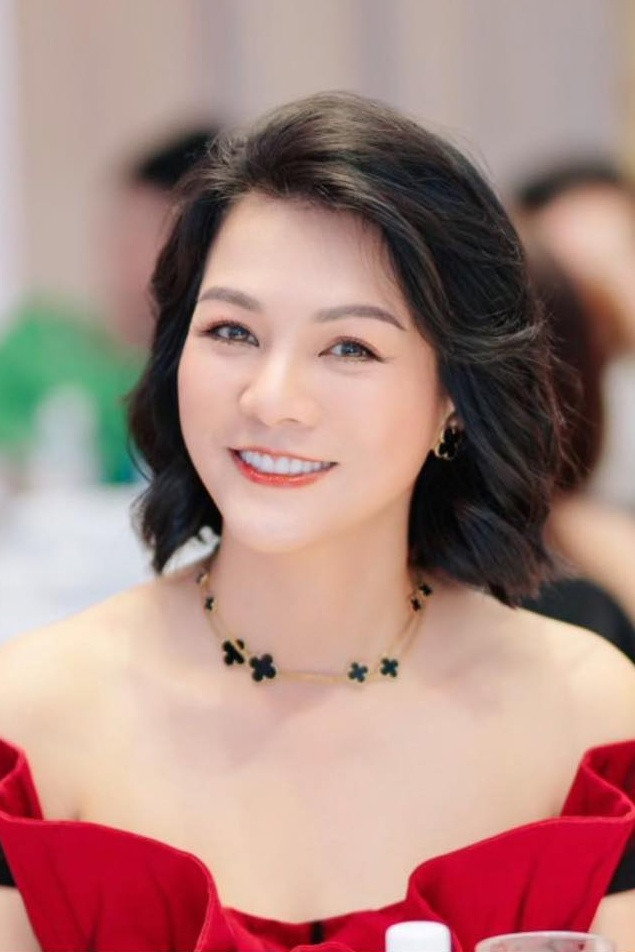 Hoàng Xuân as Hương in Đi qua mùa hạ