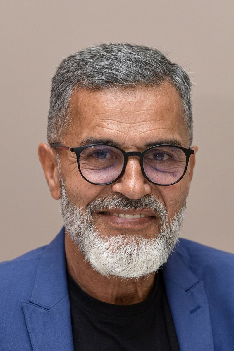 Yaşar Alptekin as Davut Komiser in Blue Dream