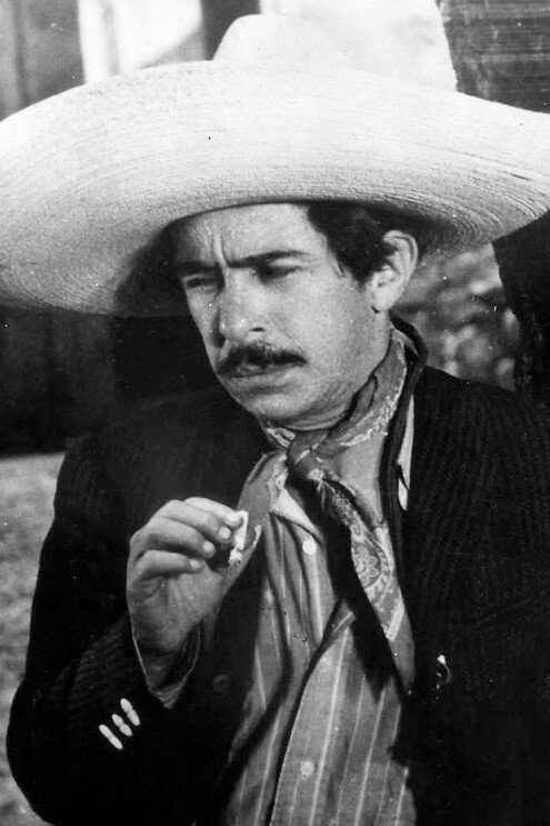 Armando Soto La Marina 'El Chicote' as El abuelo in Reventón en Acapulco
