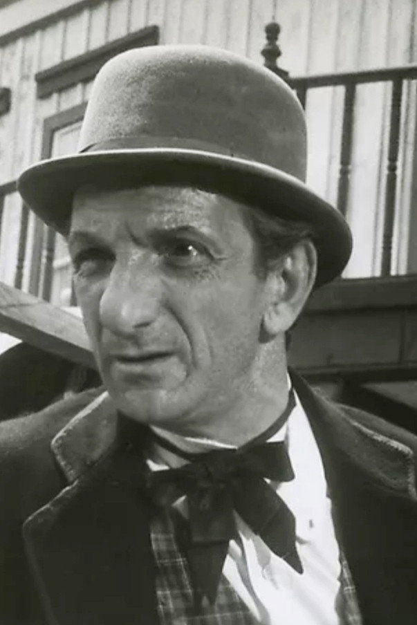 Nino Imparato as Papè in Graziella
