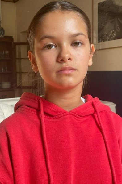 Charlie Paulet as Zoé (10 ans) in Ride Above