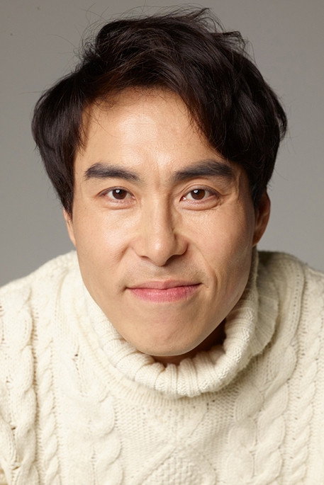 민무제 as Ha So-yong in Chronicle of a Blood Merchant