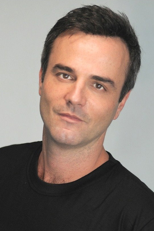Marcelo Valle as Psiquiatra in A Man Amidst Bees