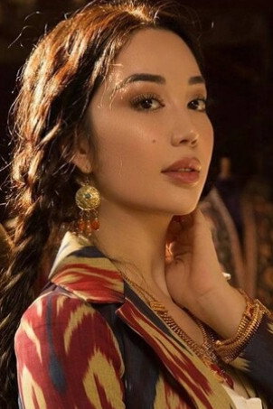 Asal Shodiyeva as Oydin in Mr. Nobody