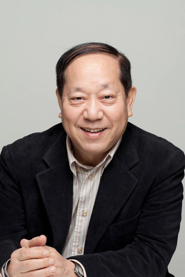 石井愃一 as Aikawa in The Man Who Wanted to Be Ultraman