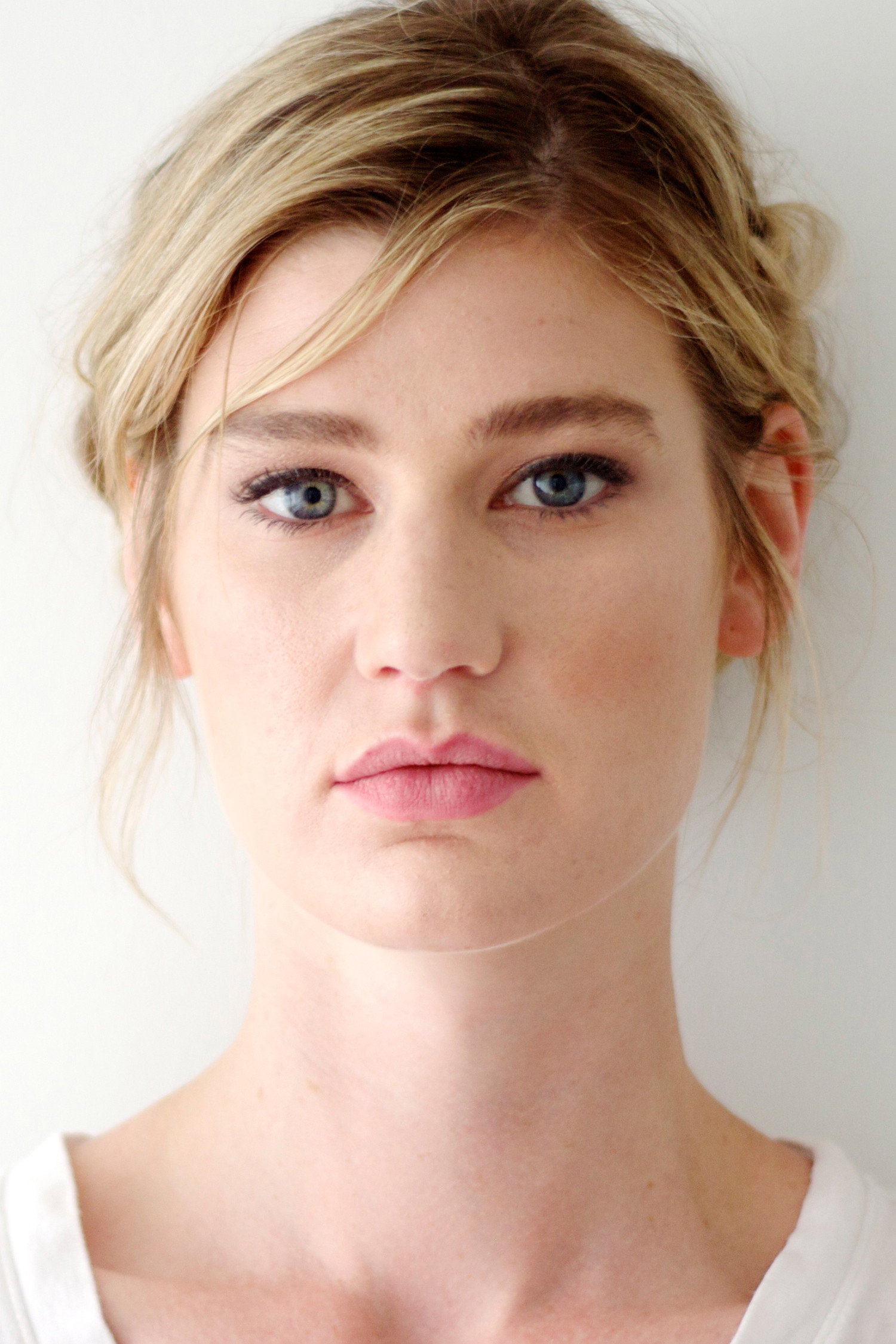Grace Glowicki as Anna in Booger