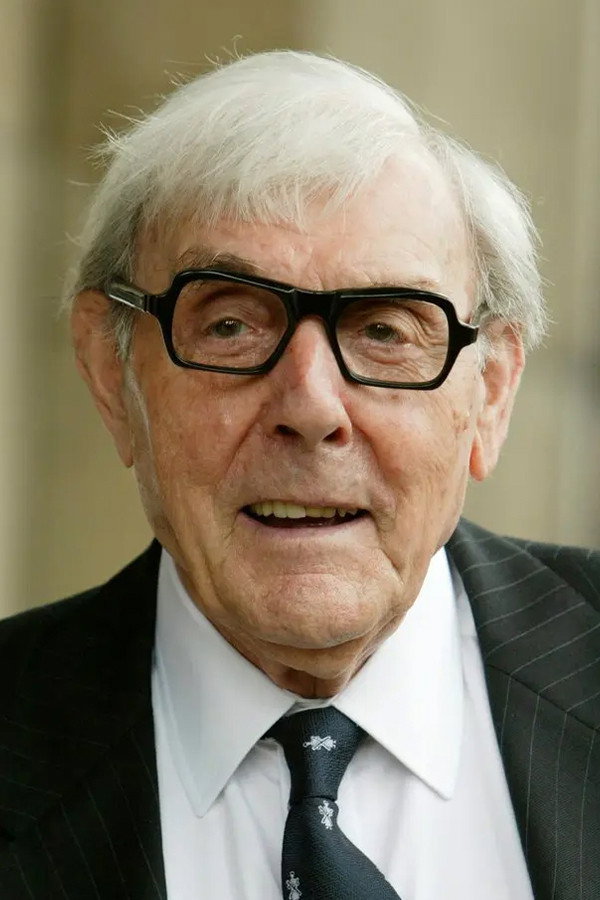 Eric Sykes as Courtney in Those Magnificent Men in Their Flying Machines or How I Flew from London to Paris in 25 Hours 11 Minutes