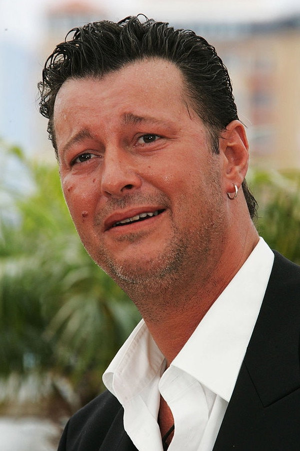 Michael Thomas as Lester in Mister John