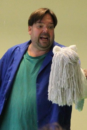 Pim van Alten as Vader Pluis in Nijntje op vakantie