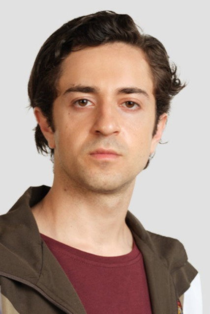 Ali Berge as Murat in Uzak Şehrin Masalı