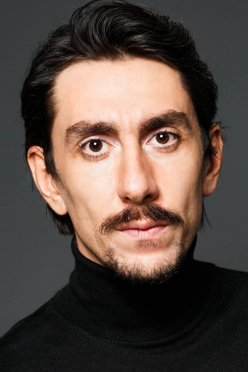 Onur Berk Arslanoğlu as Emre in Plaza