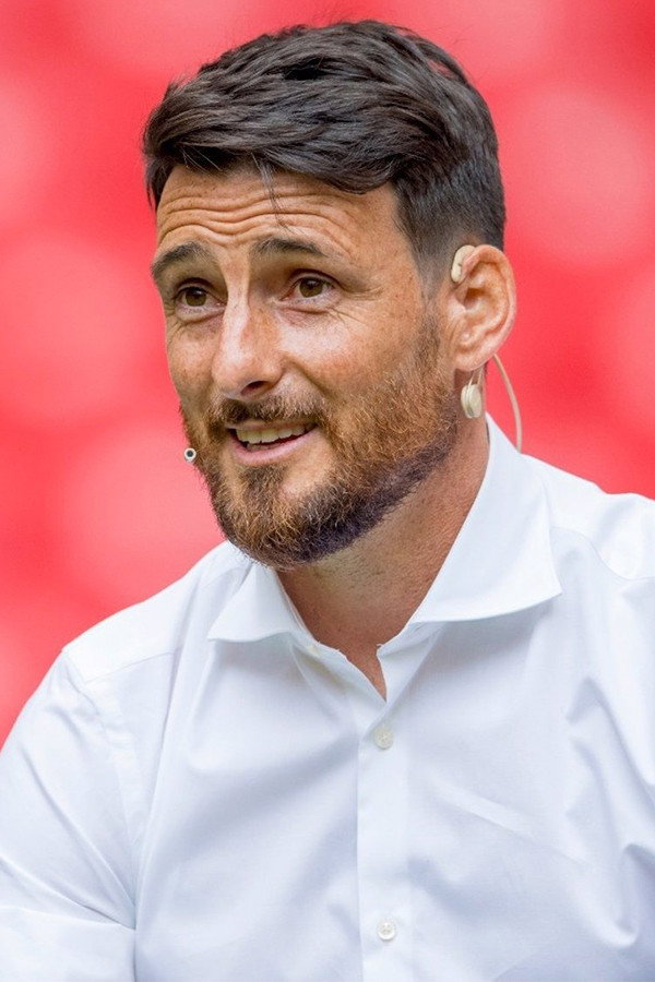 Aritz Aduriz as Himself in Cien Años en Rojo y Negro