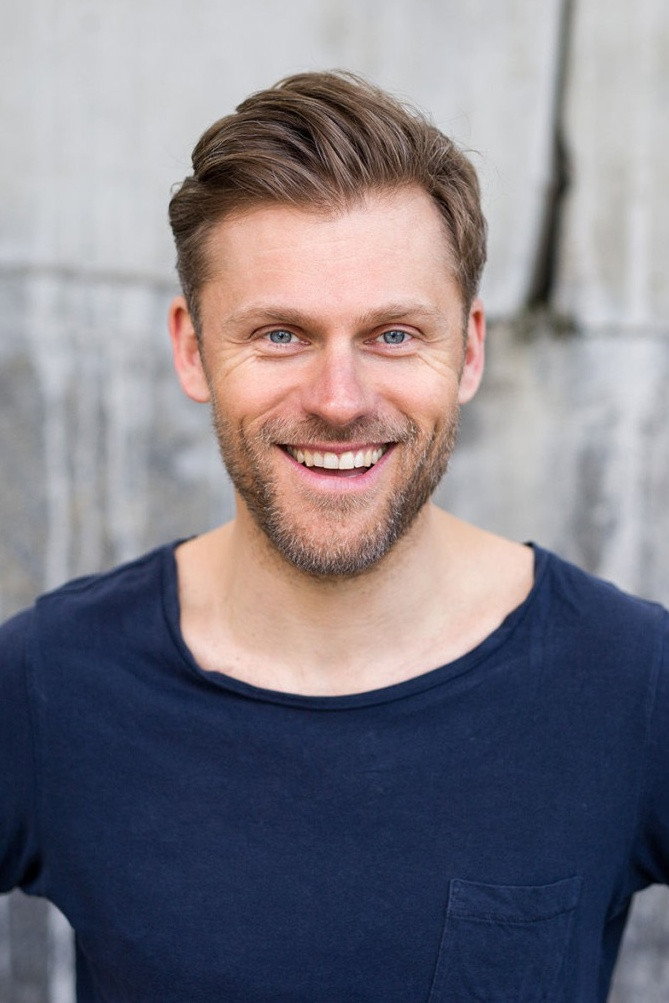 Jens Atzorn as Manager Dirk in The Night Father Christmas Died