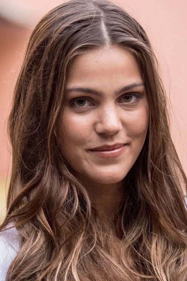 Pâmela Tomé as Valeria in Whatever, Whenever