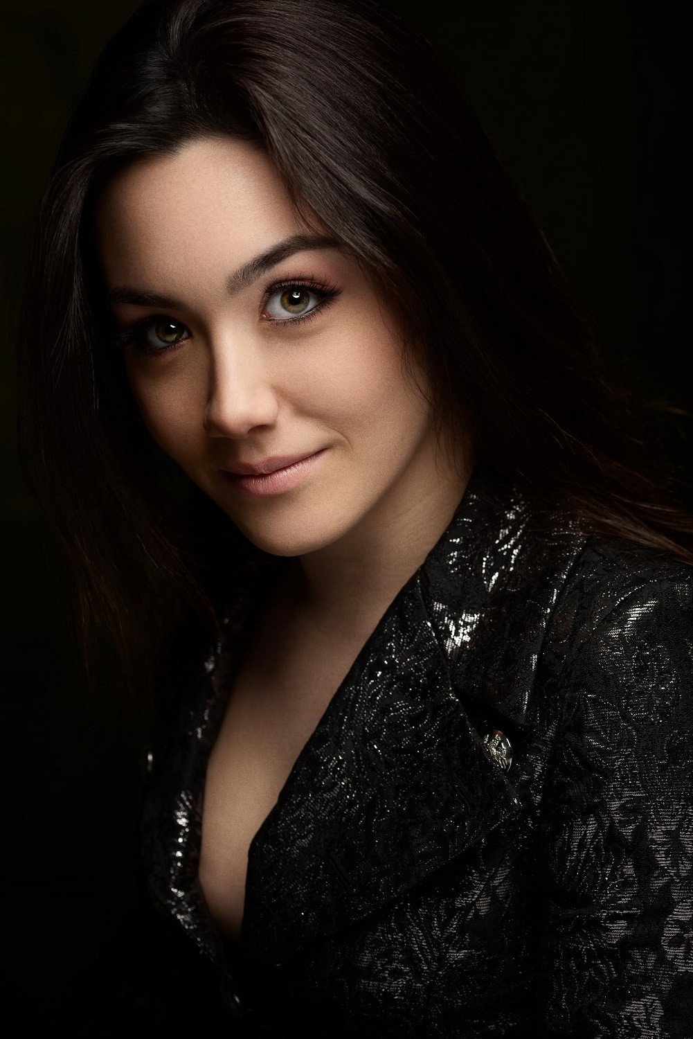 Sissi Martina Palladini Farruggia as Francesca in Oltre