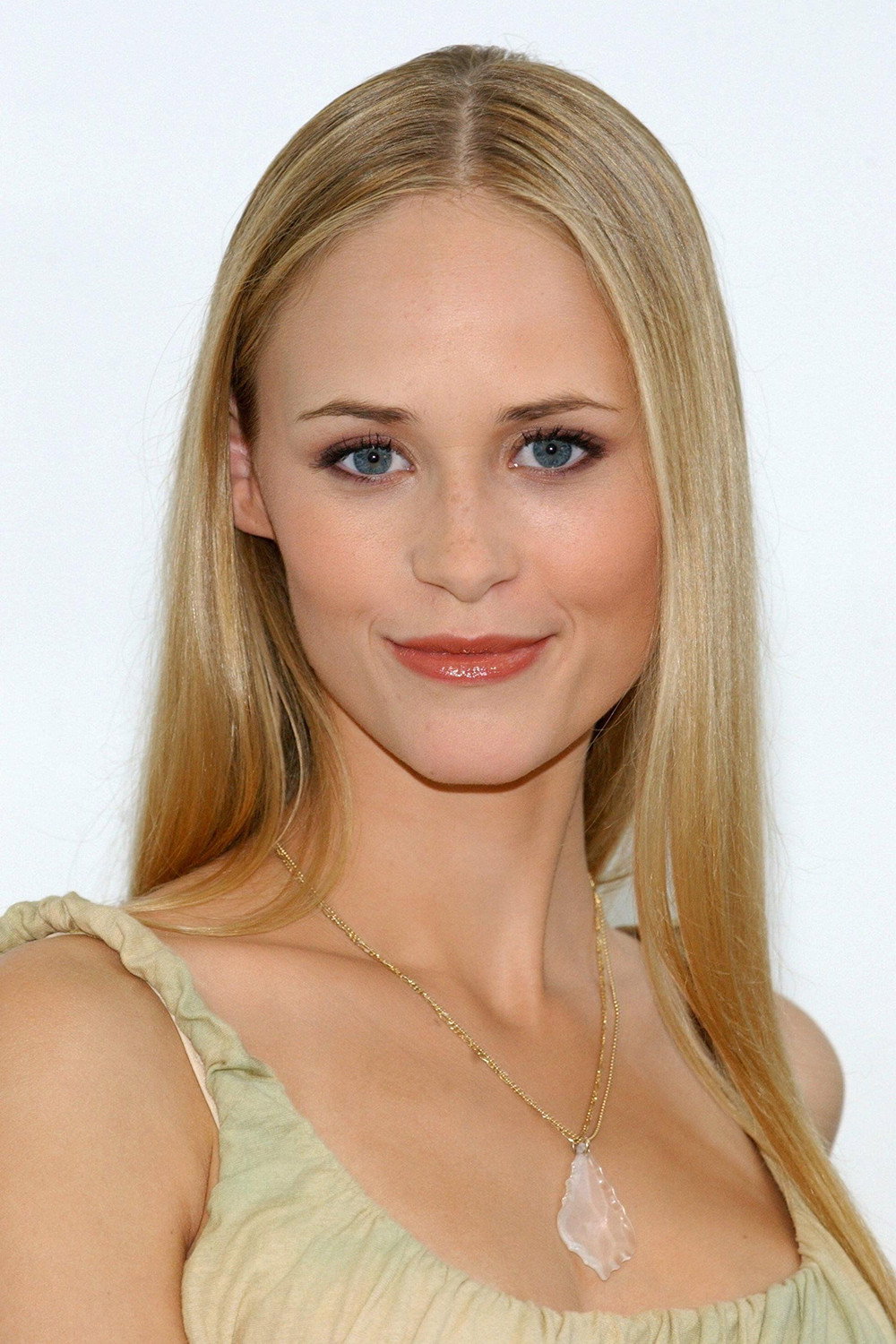 Inez Bjørg David as Paula in Ein Sommer in Vietnam