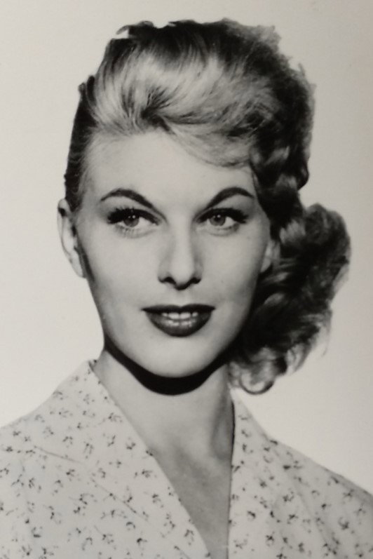 Katia Loritz as Coral Rivero in Rueda de sospechosos