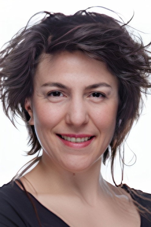 Sena Taşkapılıoğlu as Hümeyra Bronz (voice) in Pembe ve Mavi