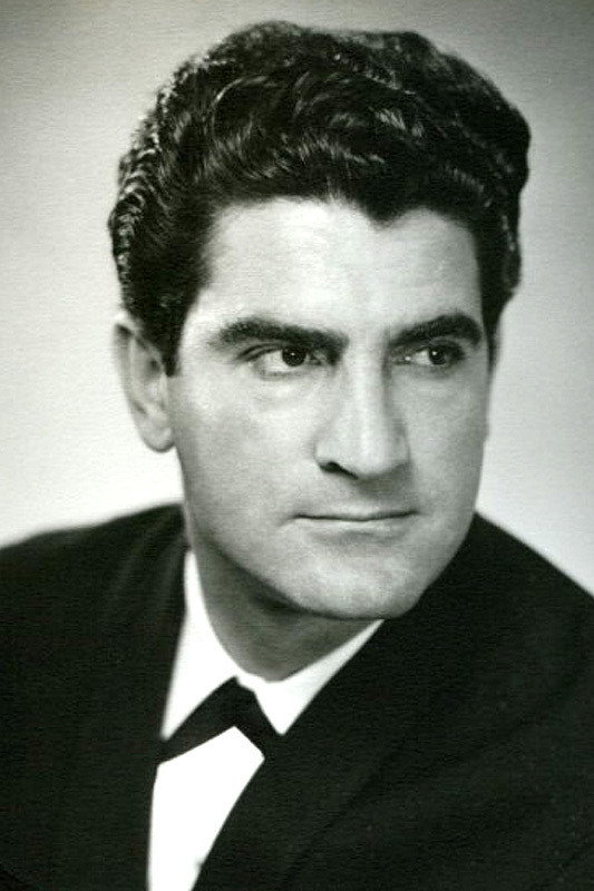 Vigen as Askar in Arshin Mal Alan