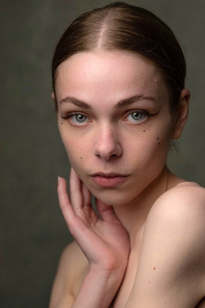 Alexandra Karlsson Tyrefors as Stella Sandell in A Nearly Normal Family