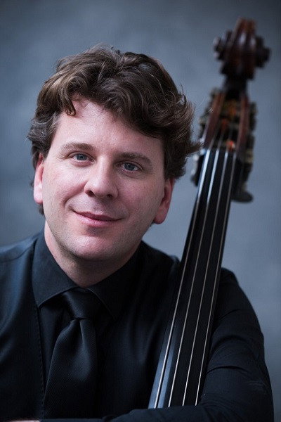 Dominic Seldis as Contrabassist in De Piano