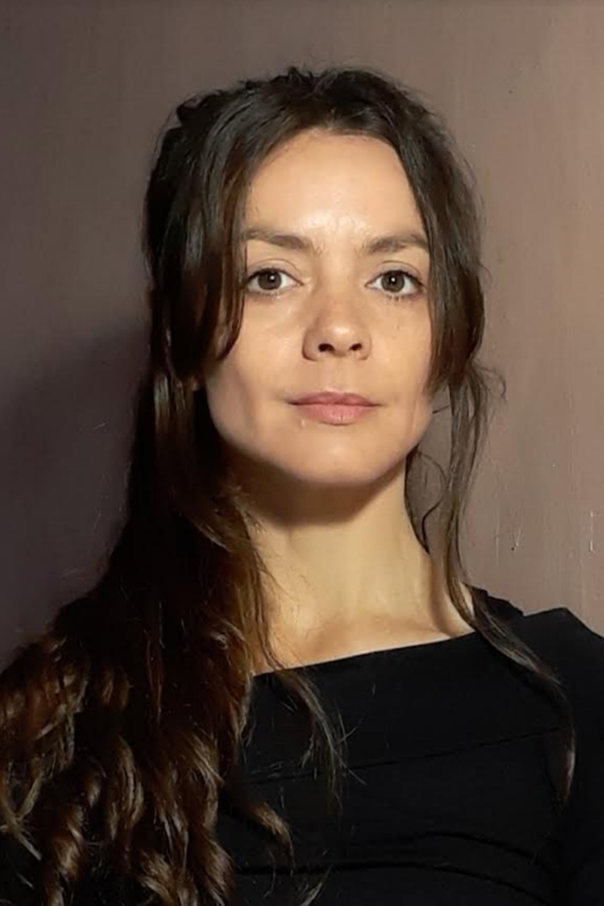 Mona Melo as Layla in Sobre anchos y falsos