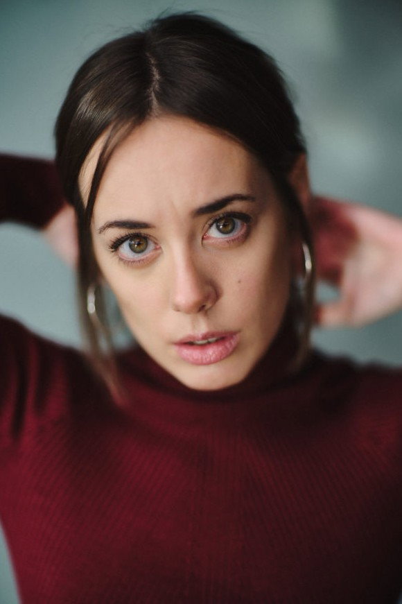 Júlia Molins as Sandra Alonso in Madres: amor y vida