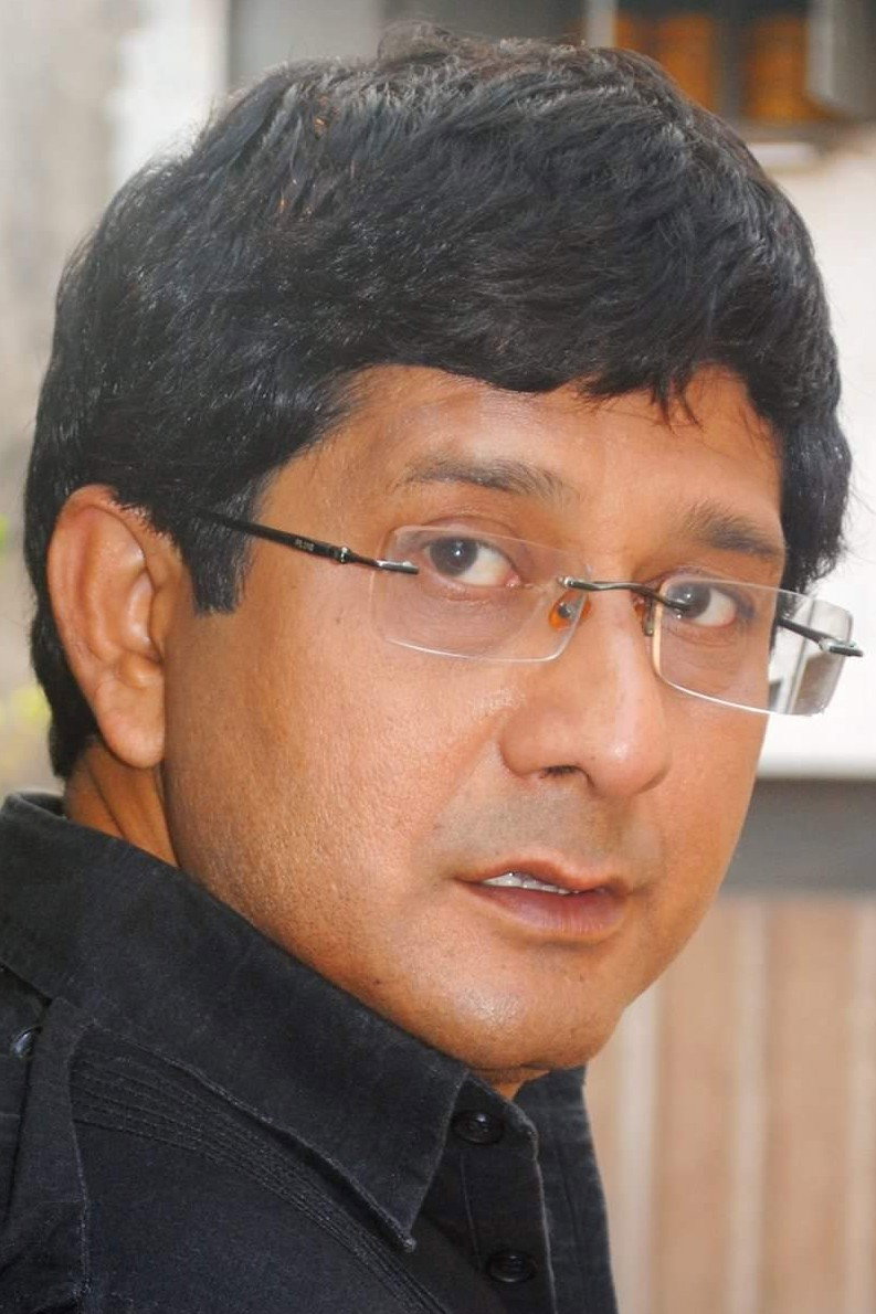 Biplab Bandyopadhyay as Nilanjan Basu in Chemistry Mashi