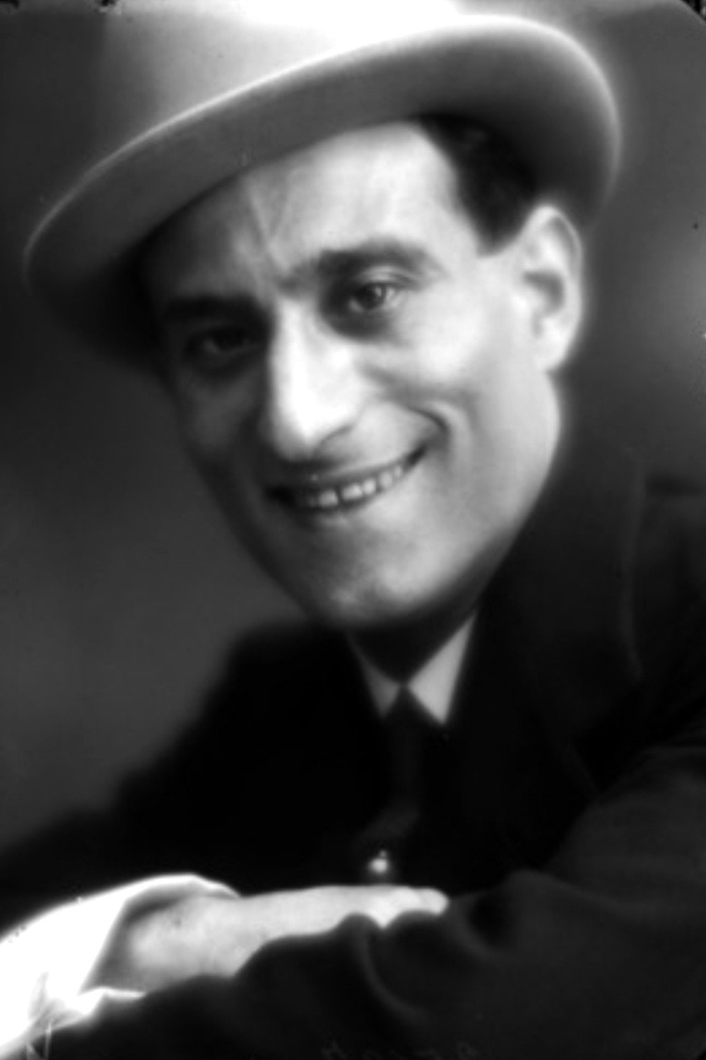 Luigi Almirante as custode del cimitero in Lo sbaglio di essere vivo