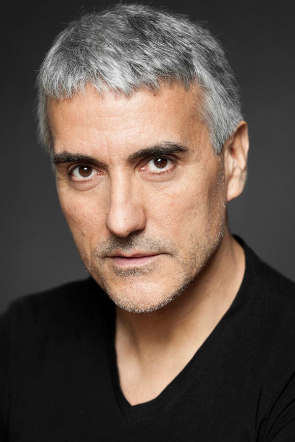Toni Martínez as Carlos in Dos billetes