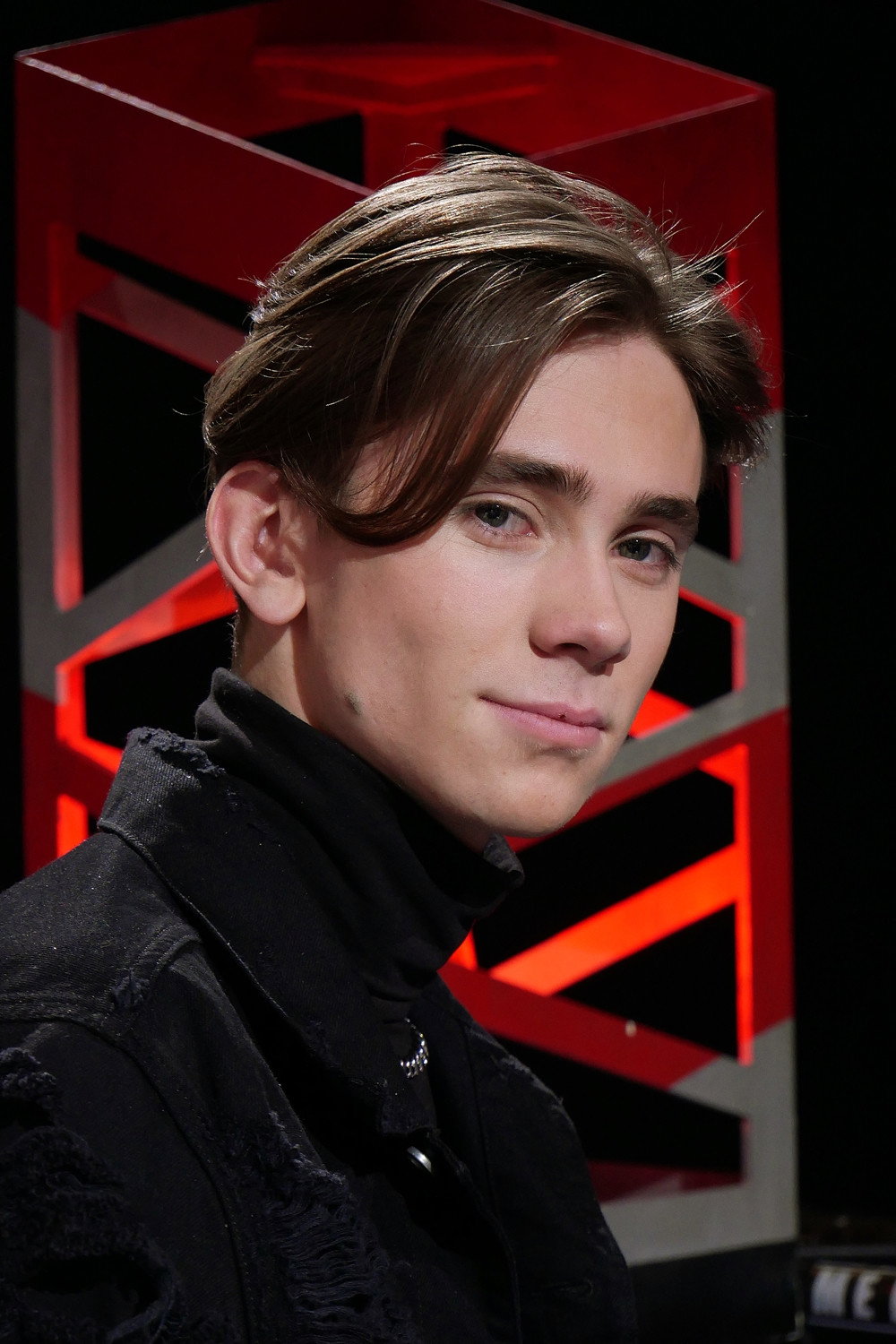 Felix Sandman as August in The Trio