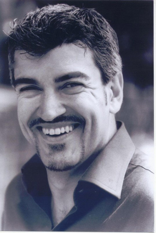Antonio Milo as Poliziotto in Love Under House Arrest